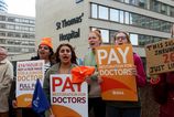 Rezidentni lekari v Anglicku spustili patdnovy strajk