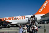 Lietadlo Easyjet nudzovo pristalo pasazier sa snazil dostat do kokpitu