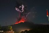Sopka v Indonezii po mesiaci opat vybuchla