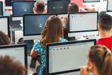 Znevyhodneni studenti ziskaju podporu pre internetove sluzby