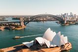 Muz v Sydney autom prerazil branu konzulatu
