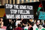 Protesty stovky propalestinskych demonstrantov pred veltrhom v Londyne