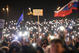 Tisice Slovakov prisli na namestia vypiskavat mafiu