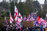 Stovky ludi protestovali v Crowboroughe proti ubytovaniu migrantov v byvalych kasarach