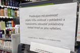 V obchodoch sa objavili napisy o novych prikazoch
