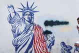 Hodiny do vojny Americania stahuju k Iranu obrovsku flotilu zatial co Trump doma straca podporu zahranicny vyber