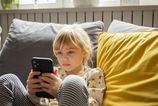 Nemecky kancelar Merz podporuje obmedzenia socialnych sieti pre deti a tinedzerov