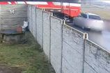 Policajti predviedli ako vlak narazil do autaa na zeleznicnom priecestii