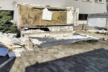 Z budovy Klientskeho centra v Komarne sa odlomila cast strechy hlasia jednu obet