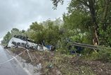Na dialnicnom moste pri Hlohovci havaroval kamion hasicii vyslobodili vodica