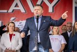 Ostreovaci volici prepravovani autobusmi a rady o bozkovani Robert Fico na oslavach vyhlasil ze vyhra volby aj keby ich slak trafil