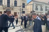 Peter Magyar v priamom prenose vlastnorucne odstranil zatarasy pred doterajsim sidlom premiera