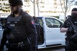 incident v chlebniciach mladik s sekerou vycinal zranil matku a ohrozoval pritomnych