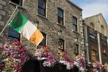Dublin jari ziari tehlovymi domami a parkmi Mierne pocasie je idealne na nakupy prechadzky a posedenie v baroch