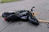 Policia zasahuje pri vaznej dopravnej nehode v Trstenej sa zrazilo auto s motocyklom hlavny tah je ciastocne uzavrety