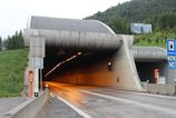 Tunel Branisko bol uplne uzavrety kvoli zrazke kamiona s osobnym autom