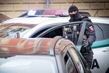 Velky protidrogovy zasah v Martine Elitni policajti zadrzali styri osoby a zaistili nezname latky