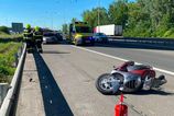 nehoda pred mostom lanfranconi zrazka auta s motorkarom zablokovala vjazd na d2 vytvaraju sa kolony