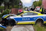 Rychlo a zbesilo po polsky Mustang opiteho vodica dostal majaky aj tak skocil v plote