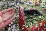Slovensko paralyzuju burky Zapad hlasi nehody na R1 zrusene vlaky a popadane stromy na severe hrozia povodne