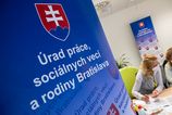 nezamestnanost na slovensku rastie po mesiacoch pocet nezamestnanych prekrocila hranicu 142 tisic