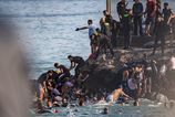 Eurpsky ostrov v Afrike prekroili tiscky migrantov Viacer zahynuli panielsko posiela pecilne jednotky