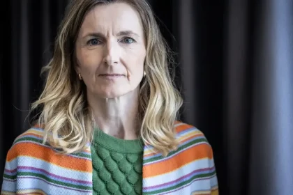 Bila nožničkami do úst, škola ju neprijala. Bez mamy skončí v zariadení s 50-ročnými