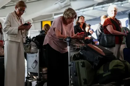 Britské letiská paralyzovala porucha riadenia letov. Tisíce ľudí uviazli v halách