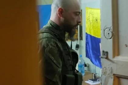 Dokument Zomrieť a žiť na Cinematiku: Príbeh troch mužov, ktorí sa učia znovu žiť