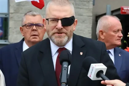 Europarlament zbavil imunity poľského poslanca Brauna pre výroky o holokauste