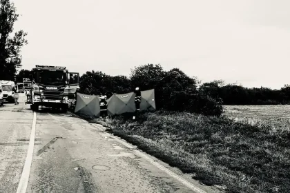 Mladík neprežil náraz auta do stromu pri Beckove, polícia vyšetruje