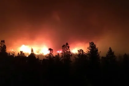 Na Brači horí, oheň zasiahol desatinu ostrova, evakuovali vyše 700 ľudí