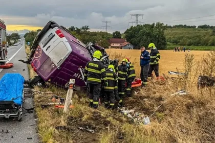 Nehoda pri Košiciach zablokovala cestu, na mieste zasahuje aj vrtuľník