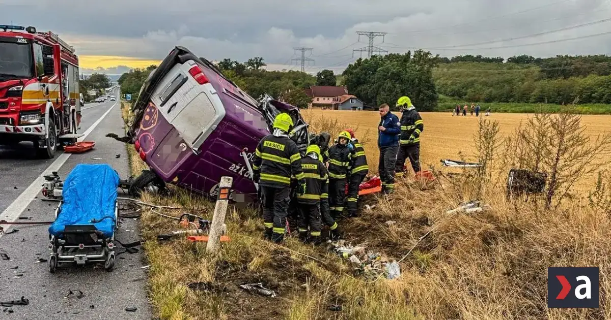 Nehoda pri Košiciach zablokovala cestu, na mieste zasahuje aj vrtuľník