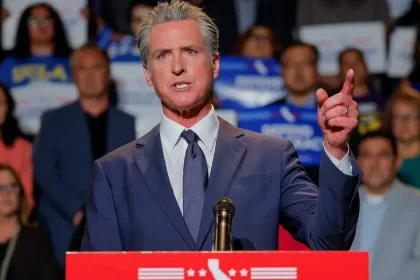 Newsom nechce kandidovať proti Harrisovej, pomohlo by to republikánom