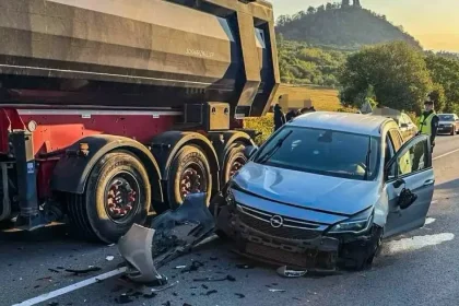 Po zrážke dvoch áut a kamióna úplne uzavreli cestu pri obci Slanec
