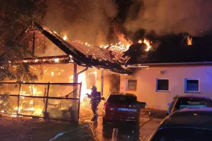 Požiar domu v Kráľovičových Kračanoch zranil jedného, škoda 300-tisíc eur