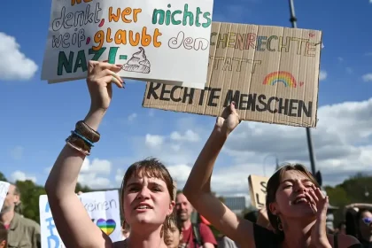 Protesty po triumfe AfD: žiadajú zákaz strany