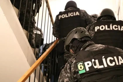 Rozsiahla policajná razia pre podozrenie z investičného podvodu: zadržaných už 10 ľudí
