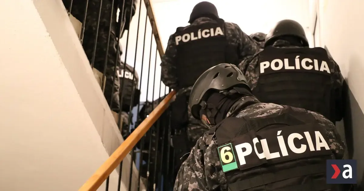 Rozsiahla policajná razia pre podozrenie z investičného podvodu: zadržaných už 10 ľudí