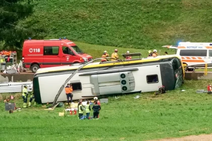 Smrť v prevrátenom autobuse: Odborník prezradil, čo by zmenilo, keby boli pripútaní