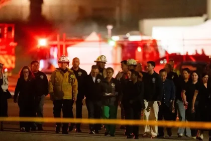 V predmestí Los Angeles sa zrútil spravodajský vrtuľník, hlásia obete