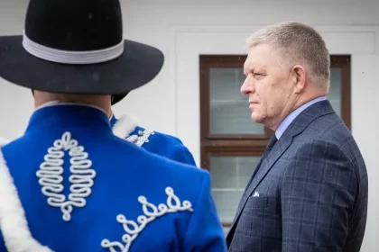Zlyhávate, radšej odstúpte, ale tešíme sa na vás. Fico posiela do Berlína čudné pozvanie