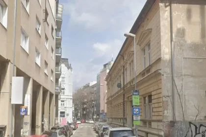 V centre Bratislavy pre pád steny uzavreli cestu, polícia varuje pred nebezpečenstvom